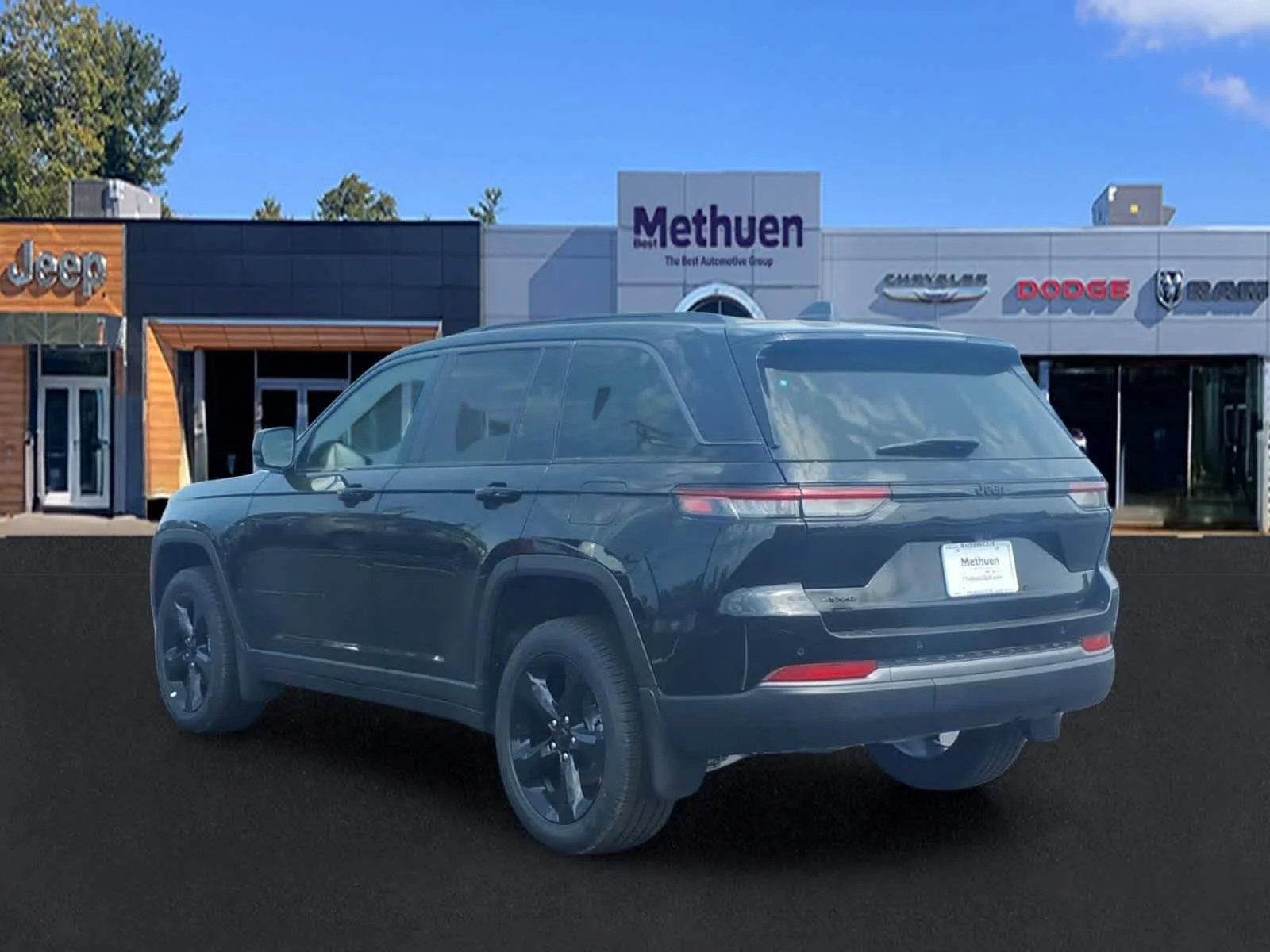 New 2026 Diamond Black Crystal Pearlcoat Jeep Limited image 4