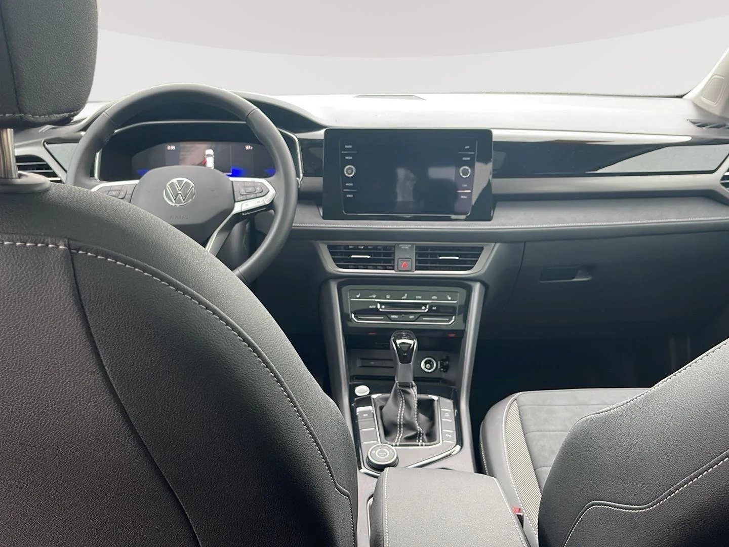 New 2026 Pure White w/Deep Black Roof Volkswagen SE Black image 20