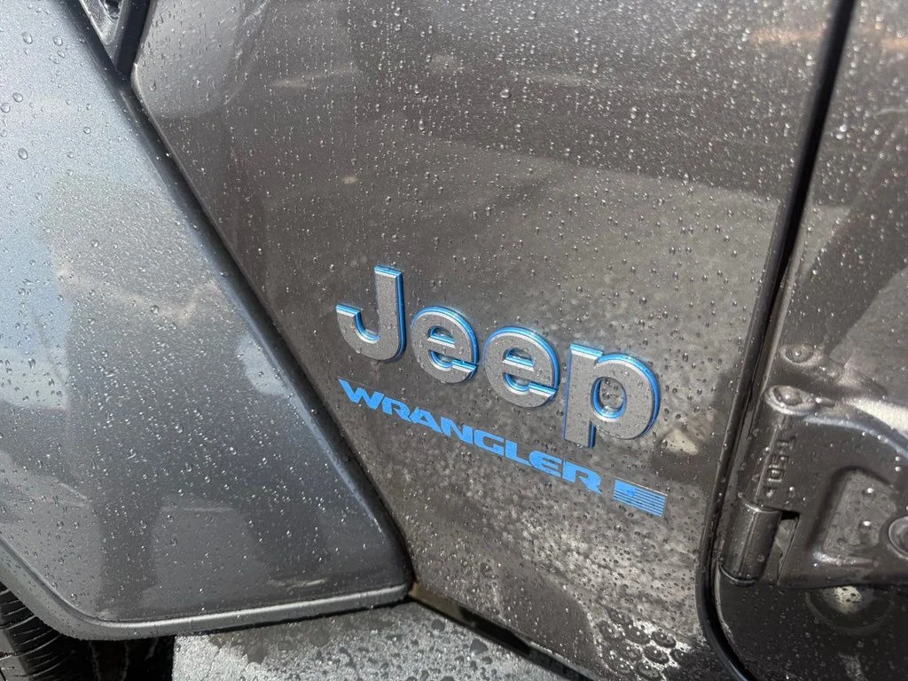 Used 2025 Gray Jeep Sahara 4xe image 13