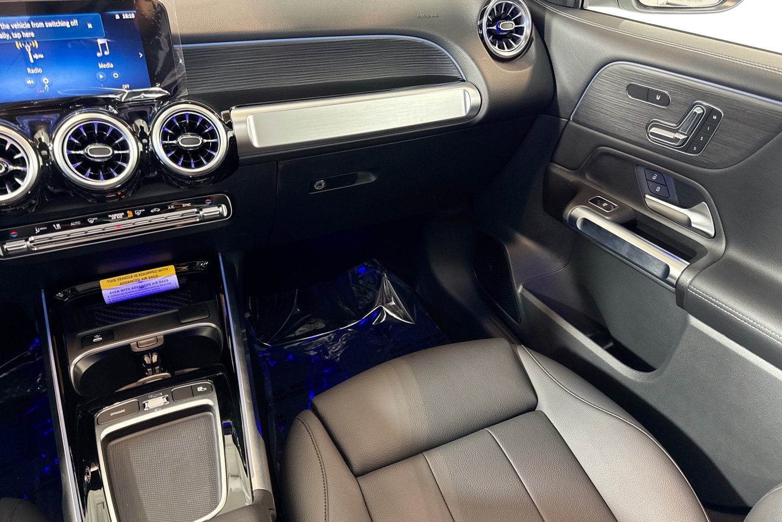 New 2026 Polar White Mercedes-Benz GLB 250 image 21