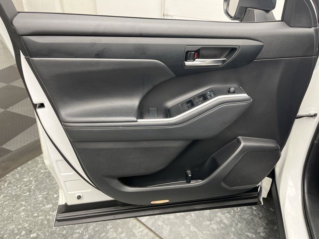 Used 2022 Wind Chill Pearl Toyota XSE image 7