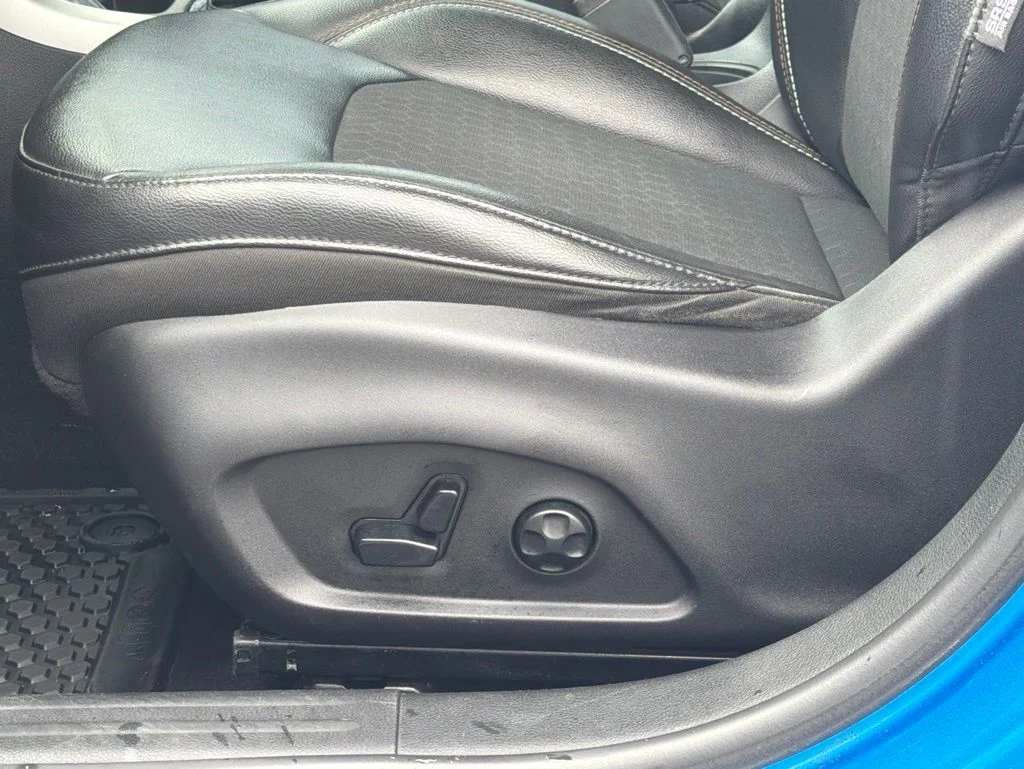 Certified Used 2018 Blue Jeep Latitude image 14