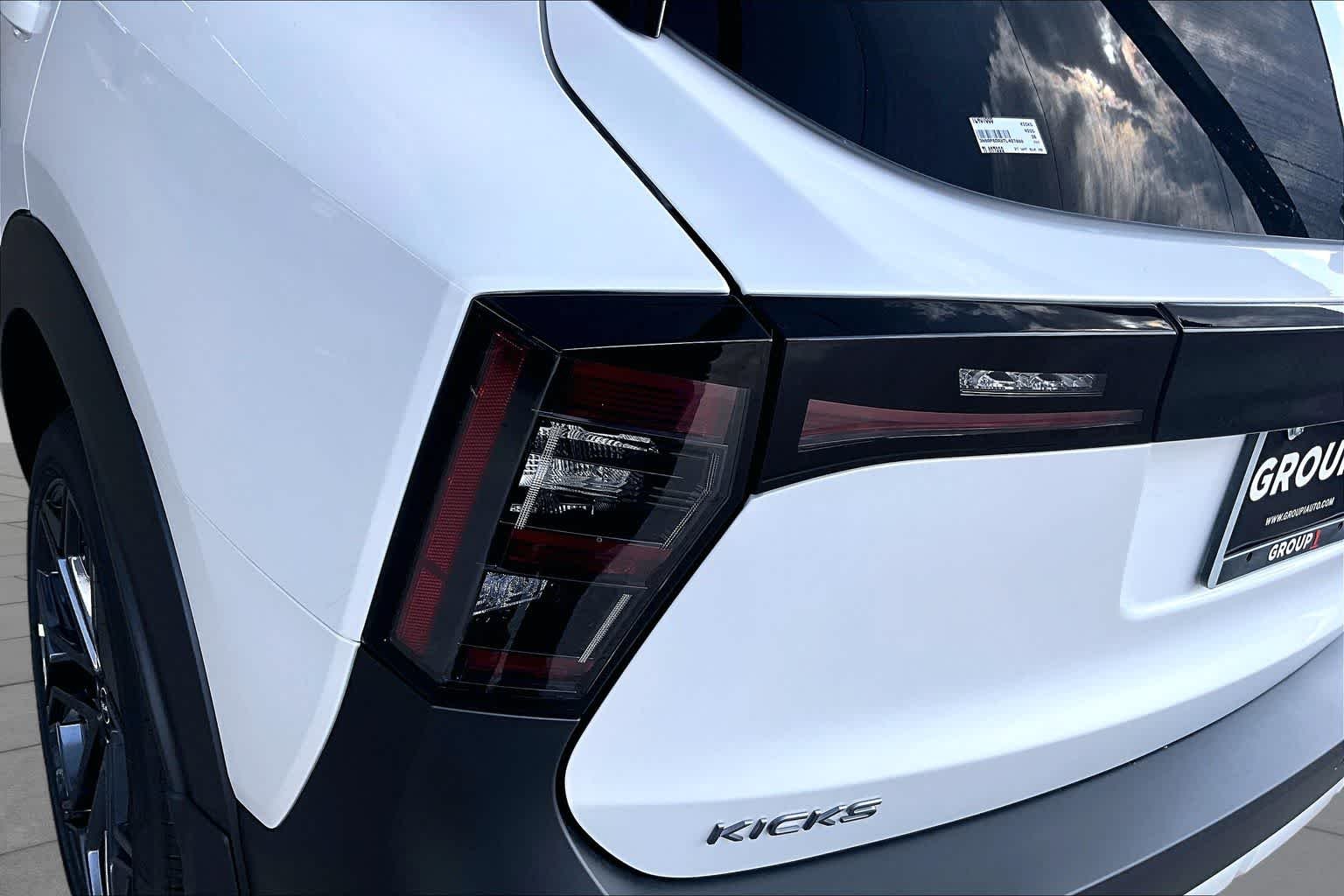 New 2026 Aspen White Tricoat/Super Black Nissan SR image 12