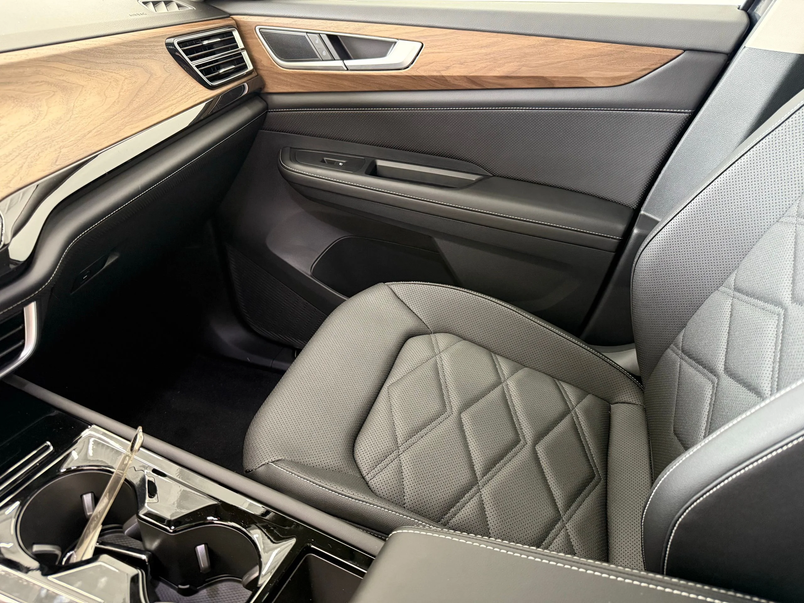 2025 Volkswagen Atlas SE w/Tech - Photo 18