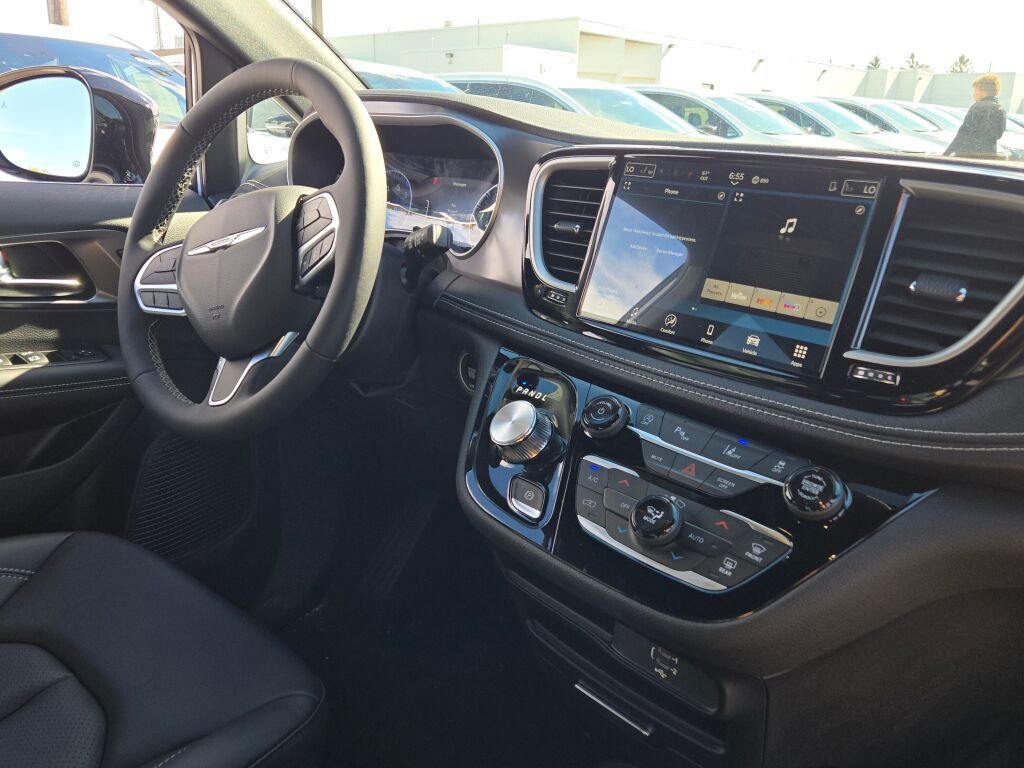 2026 Chrysler Pacifica Select - Photo 6