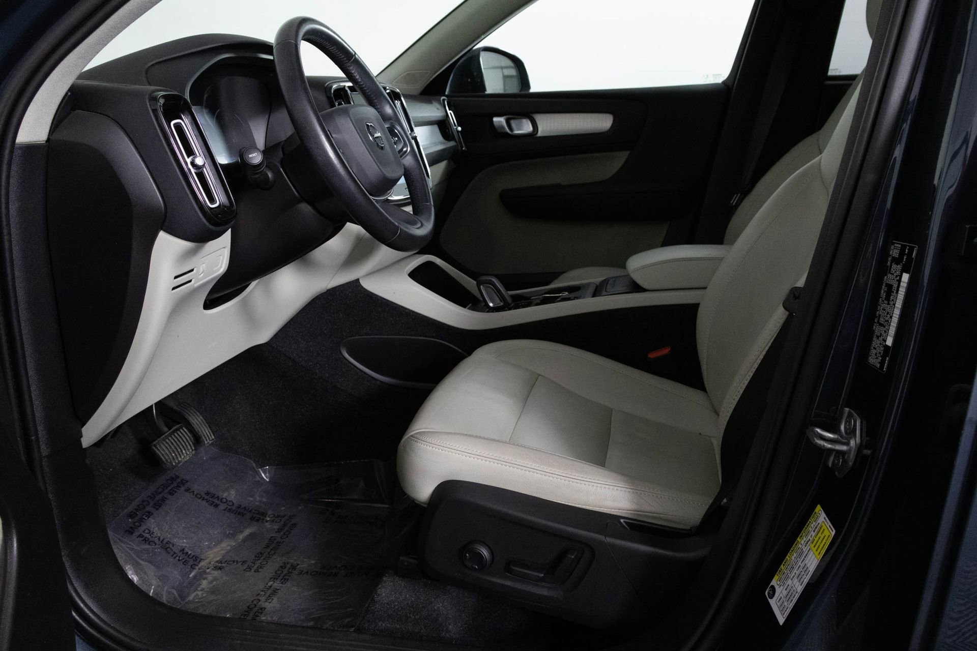 2021 VOLVO XC40 - Image 17