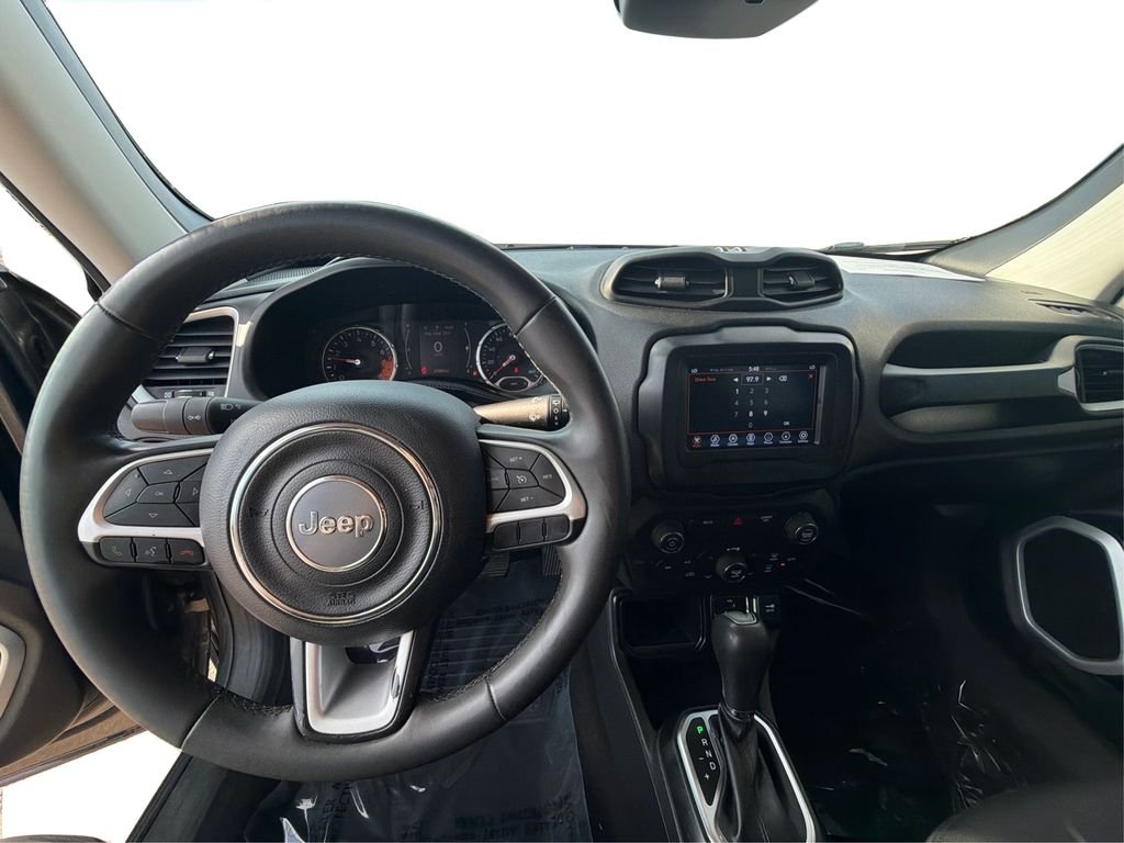 Used 2018 Granite Crystal Metallic Clearcoat Jeep Latitude image 31