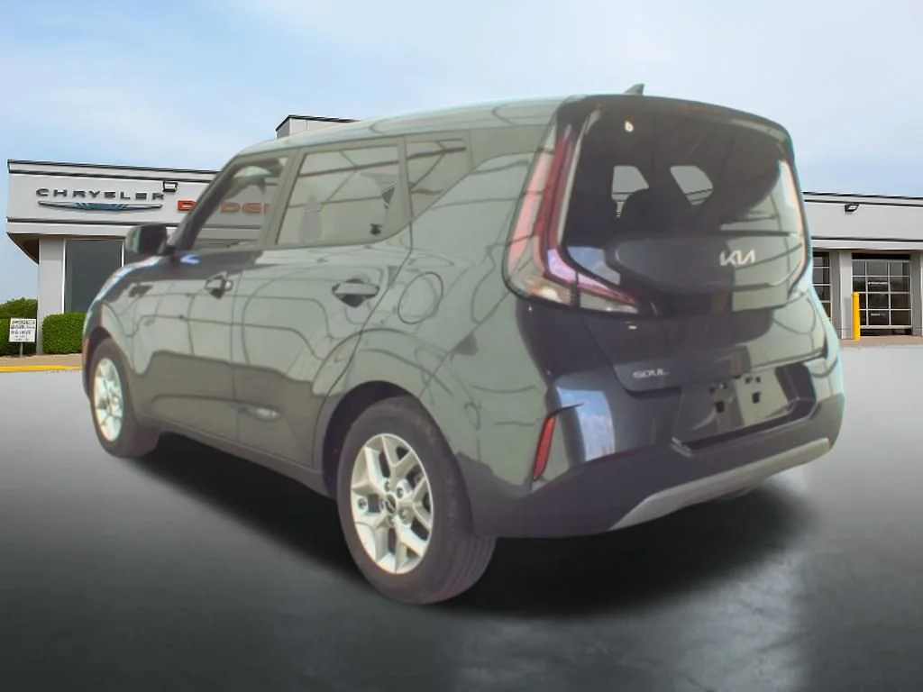 Used 2025  Kia LX image 8