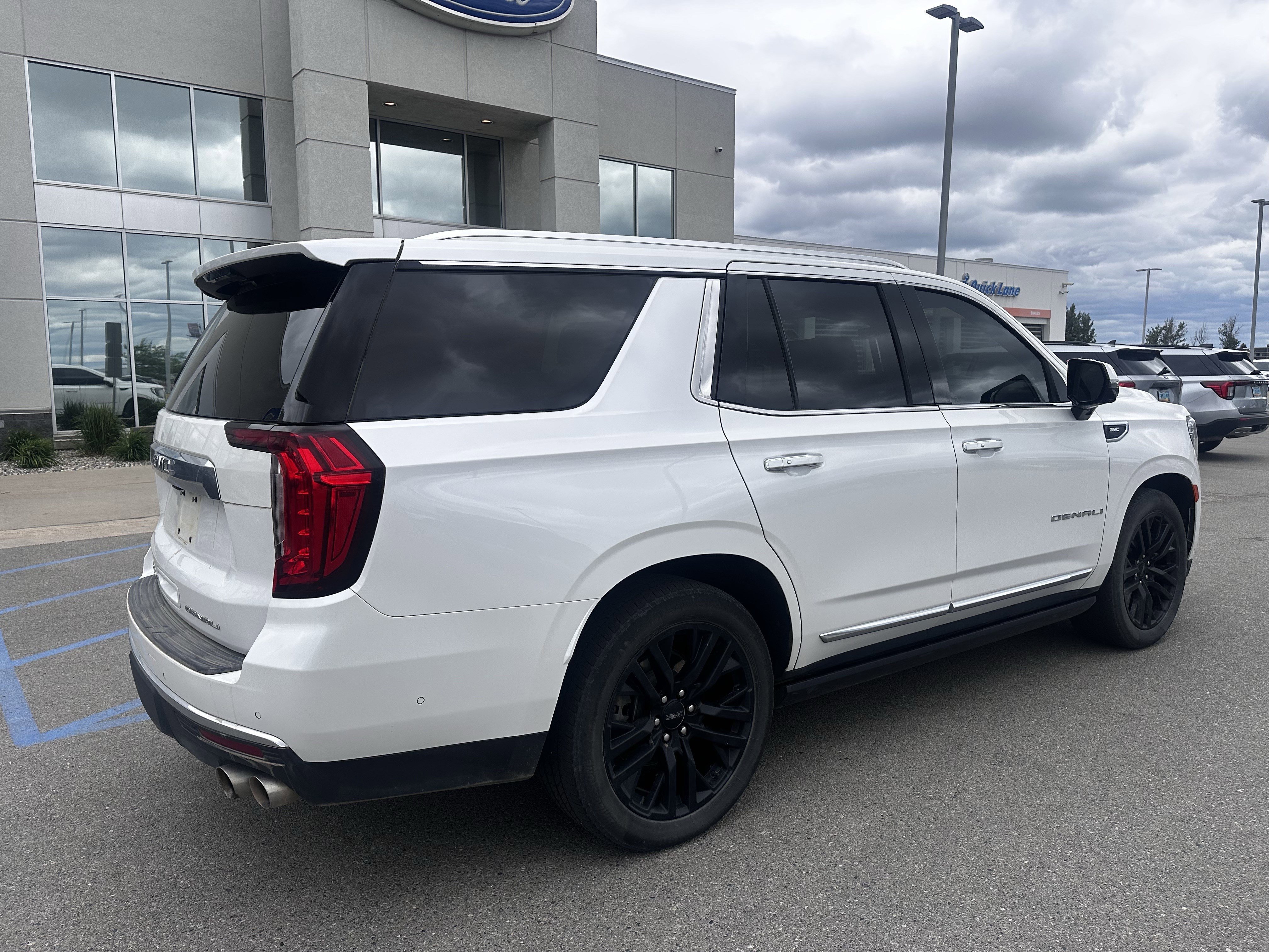 Used 2023 White Frost Tricoat GMC Denali image 4