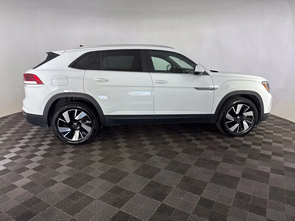 Used 2025  Volkswagen 2.0T SE w/Technology image 4