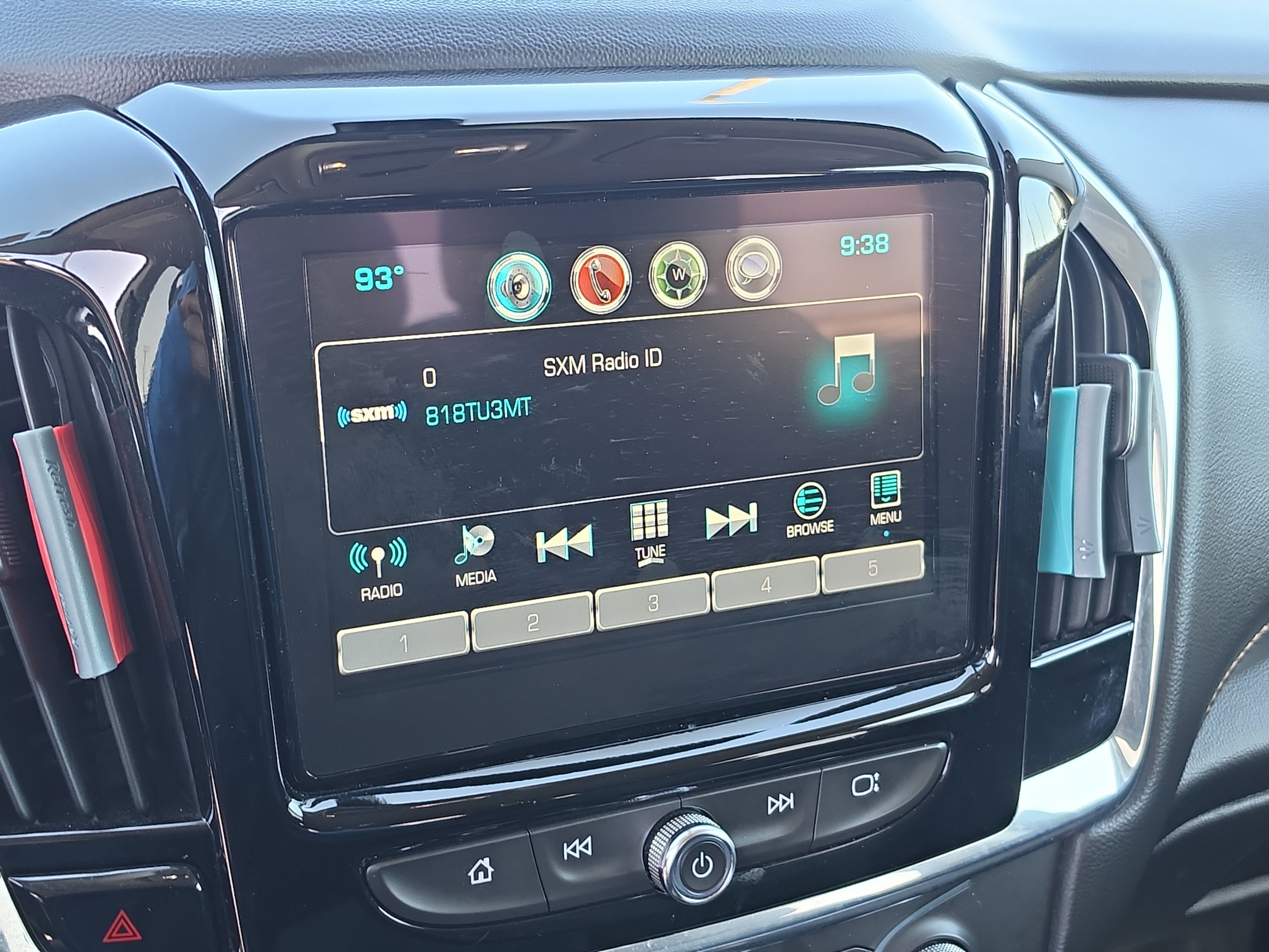 Certified Used 2018 IRIDESCENT PEARL TRICOAT Chevrolet LT Cloth image 28