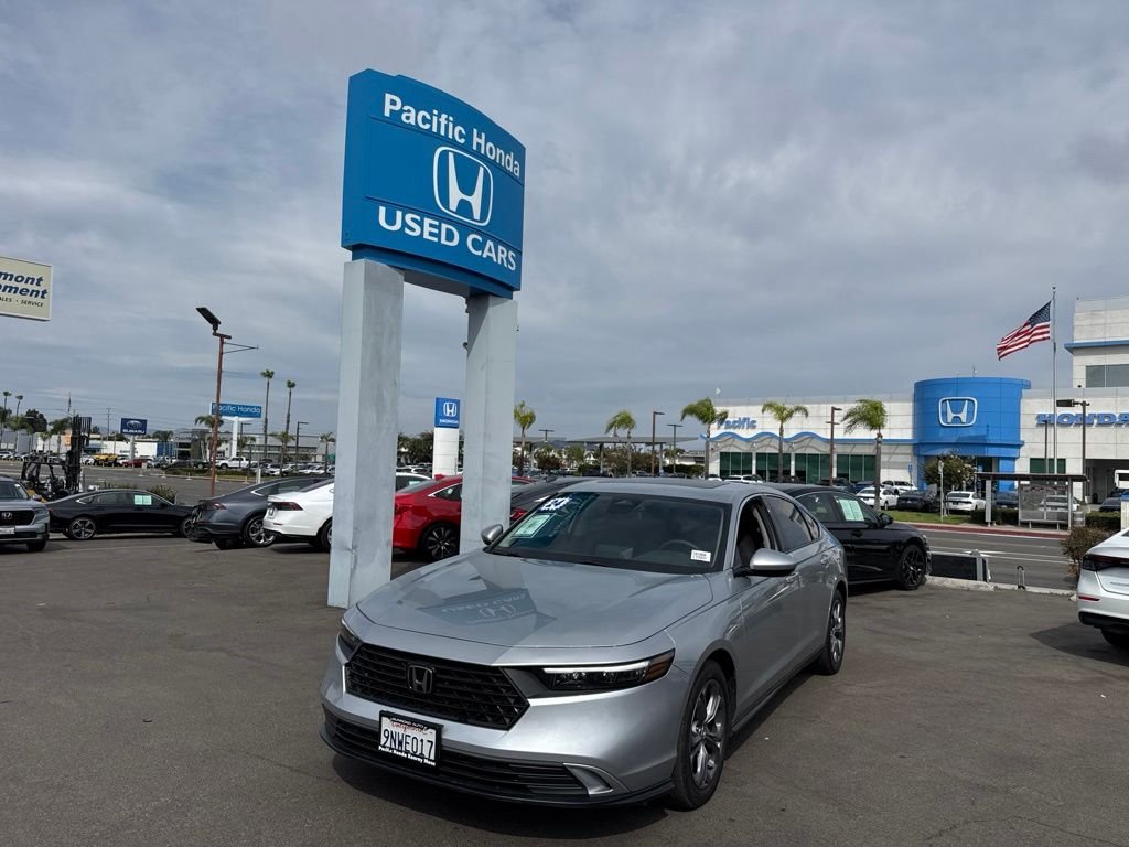 Used 2024 Solar Silver Metallic Honda EX image 4