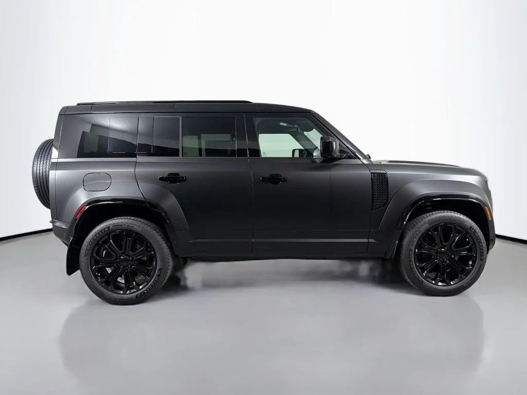 2026 Land Rover Defender OCTA Black - Photo 4