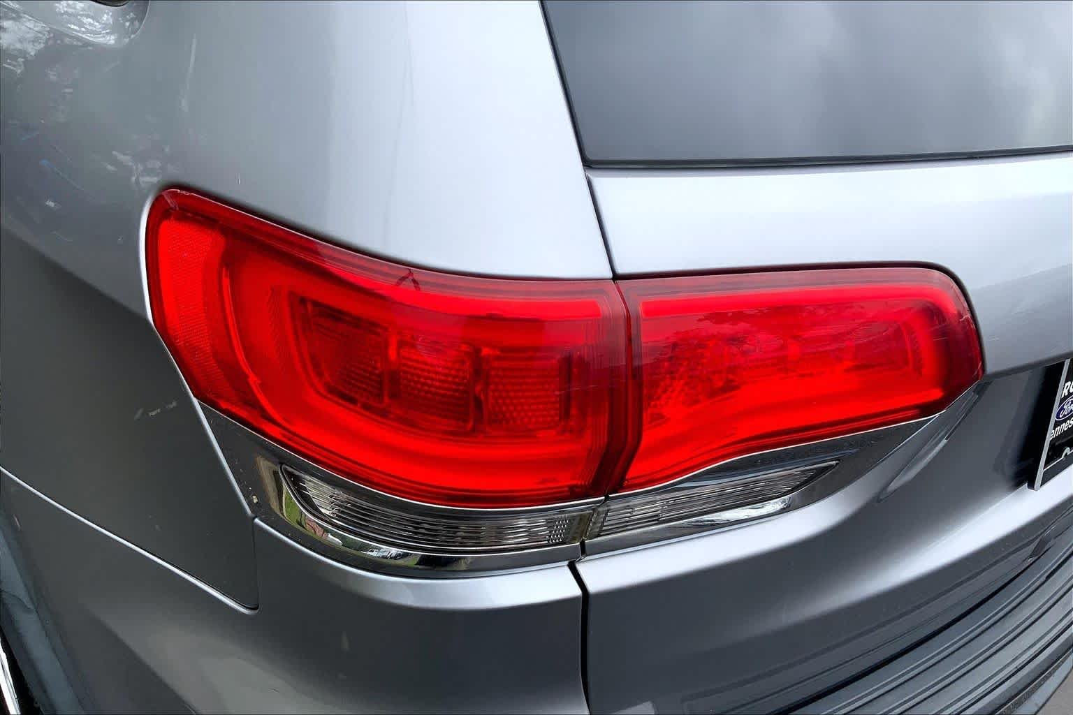 Used 2014 Billet Silver Metallic Clearcoat Jeep Laredo image 26