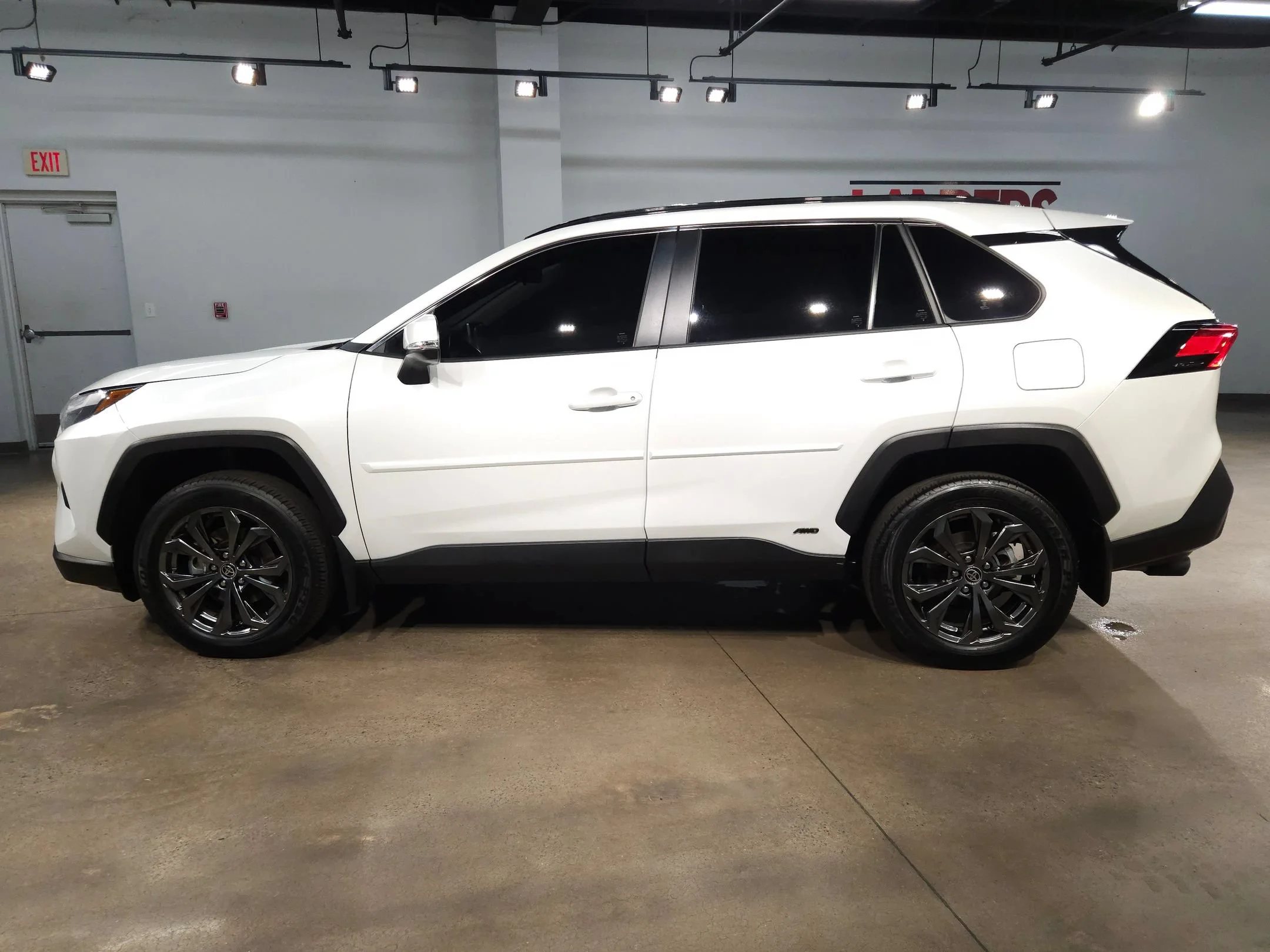 Used 2024 Wind Chill Pearl Toyota Hybrid XLE Premium image 4
