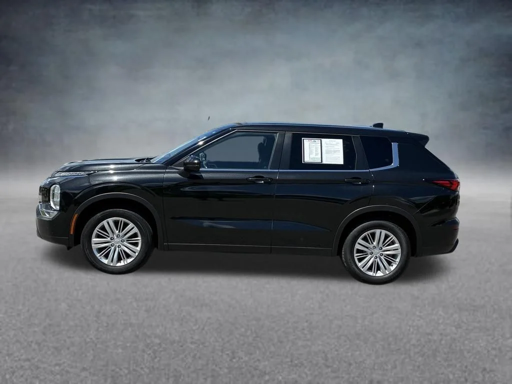 Used 2022  Mitsubishi ES image 2