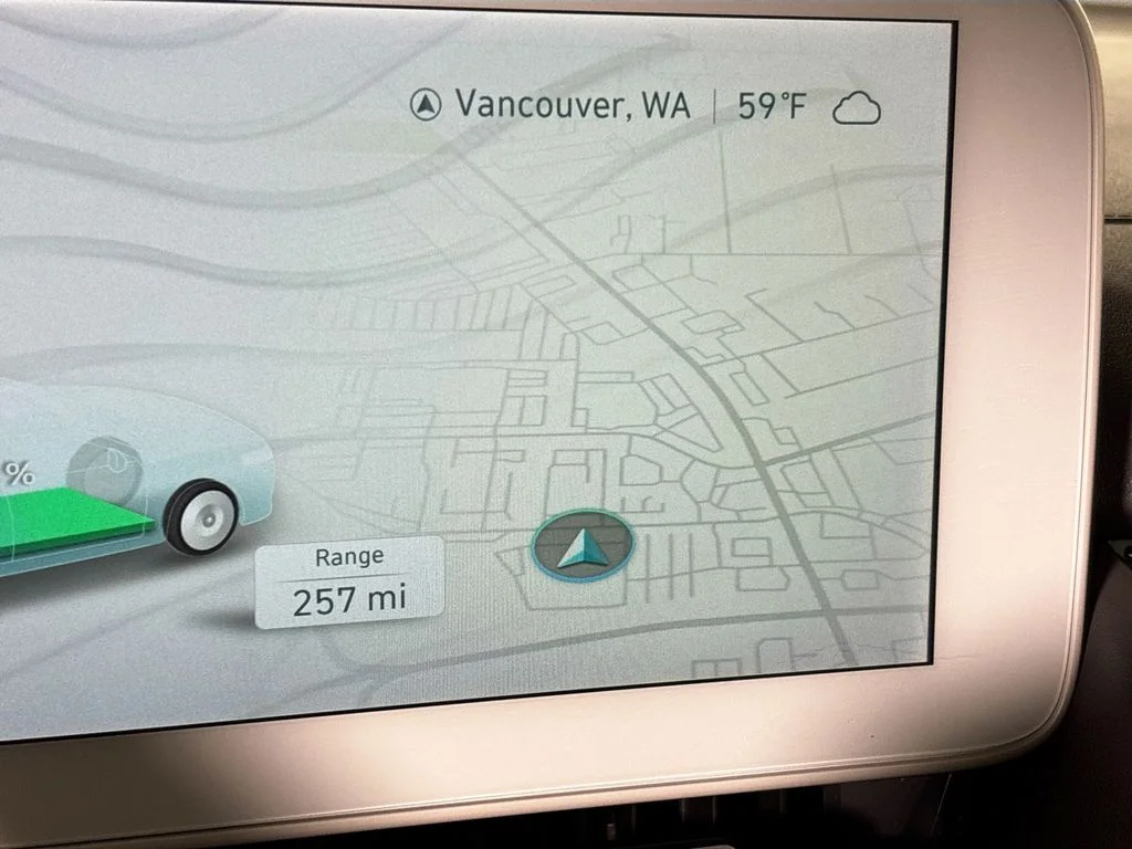 Used 2023 White Hyundai SE image 16