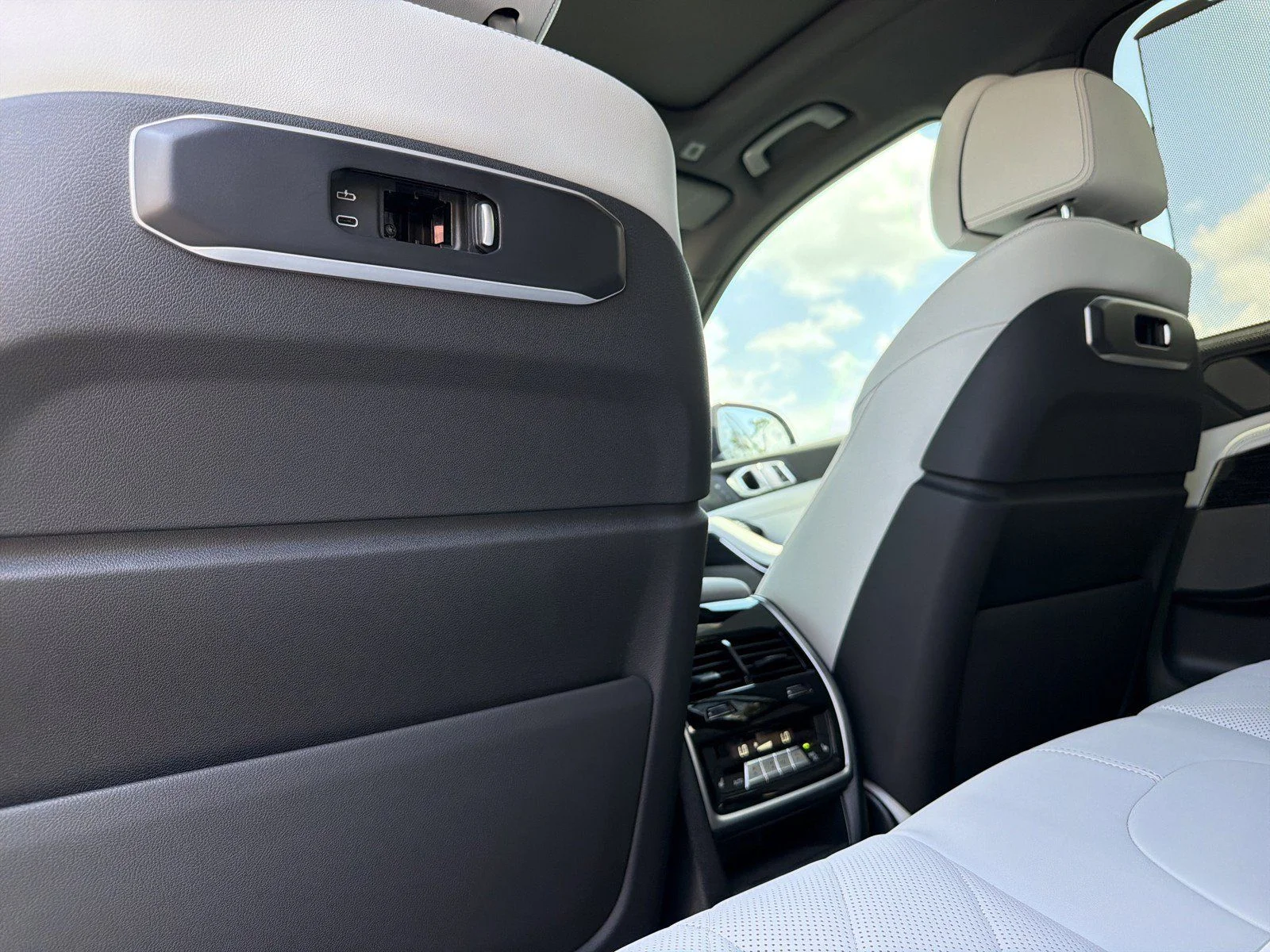 New 2026 Black Sapphire Metallic BMW sDrive40i image 25