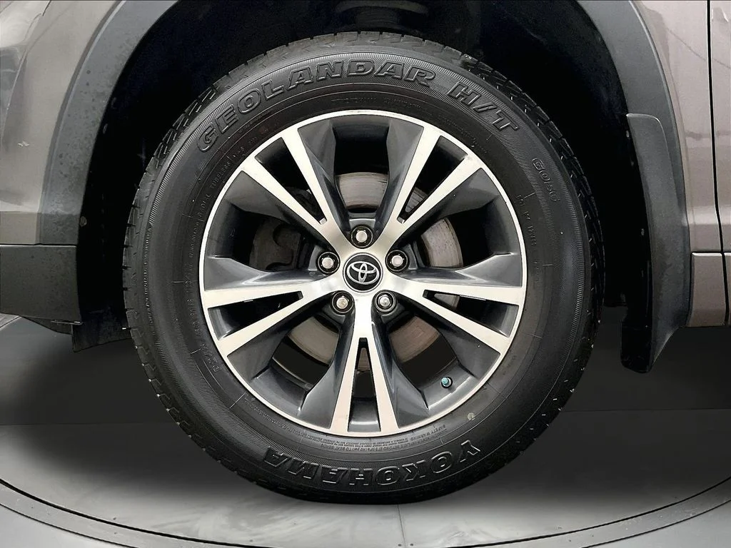Used 2016 Gray Toyota XLE V6 image 12