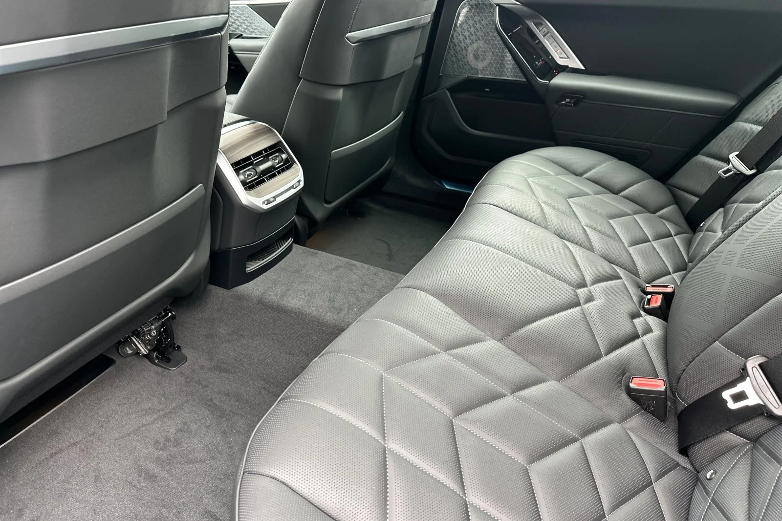 New 2026 Black Sapphire Metallic BMW 750e xDrive image 11