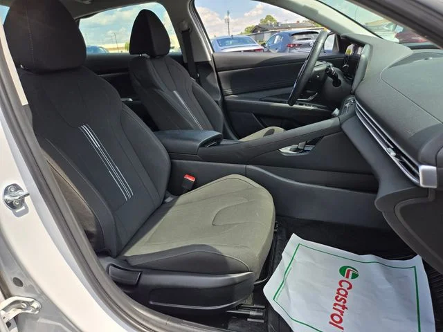 Used 2025 White Hyundai SEL Convenience image 20