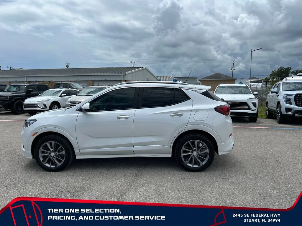 Used 2023 White Frost Tricoat Buick Select image 8