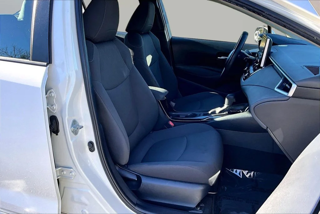 Used 2020 White Toyota LE image 33