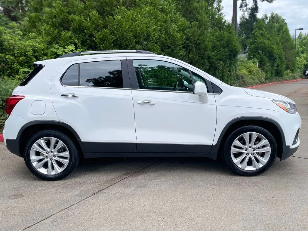 Used 2018 Summit White Chevrolet Premier image 3