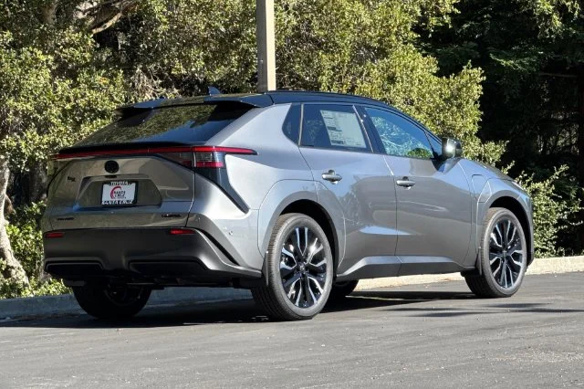 New 2026 Heavy Metal with Midnight Black Metallic roof <sup>1</sup> Toyota  Limited image 4