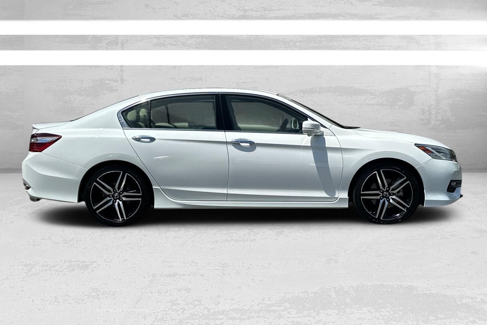 Used 2017 White Honda Touring image 3