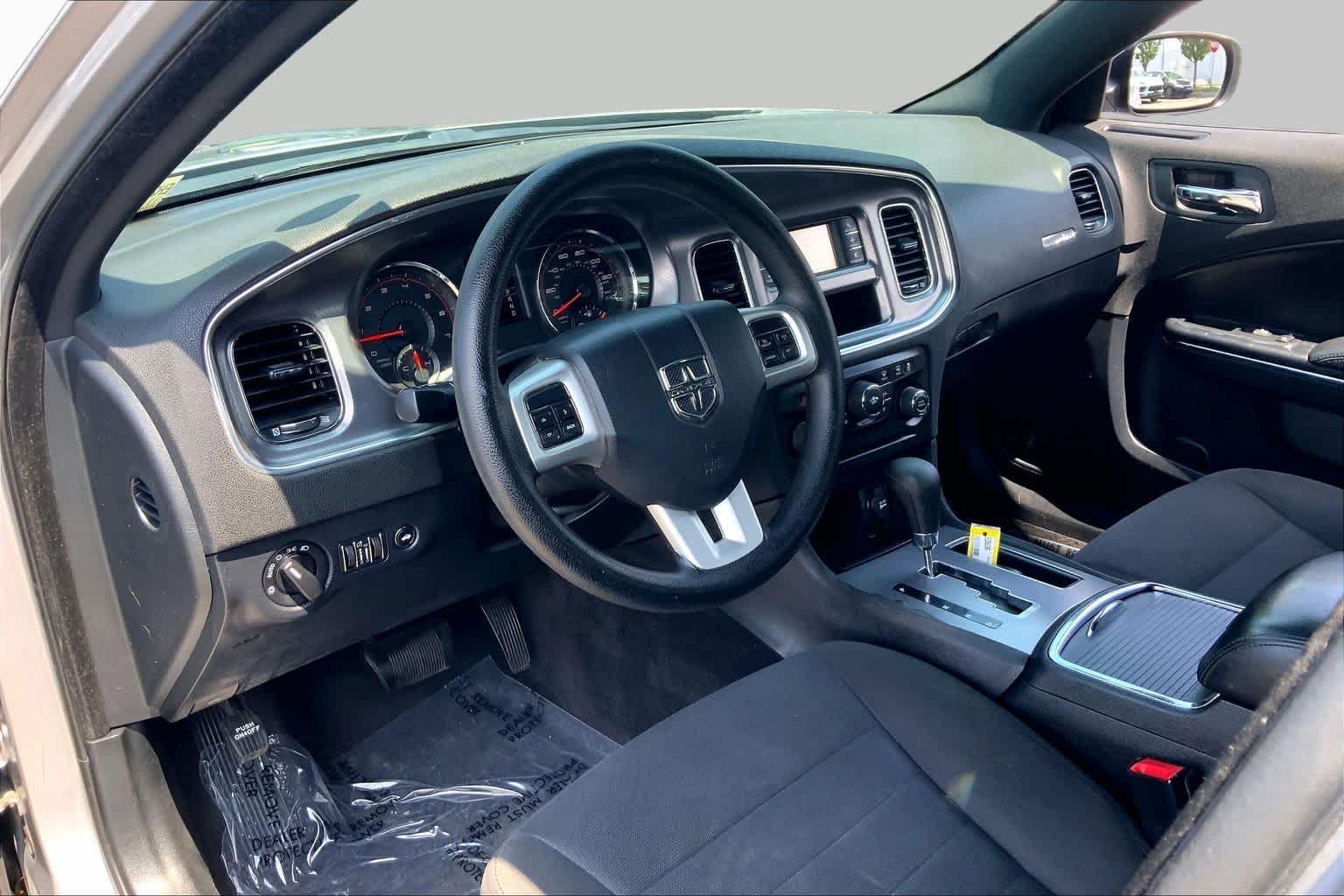Used 2014 Billet Silver Metallic Clearcoat Dodge SE image 18