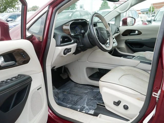 Used 2021 Velvet Chrysler Limited image 12