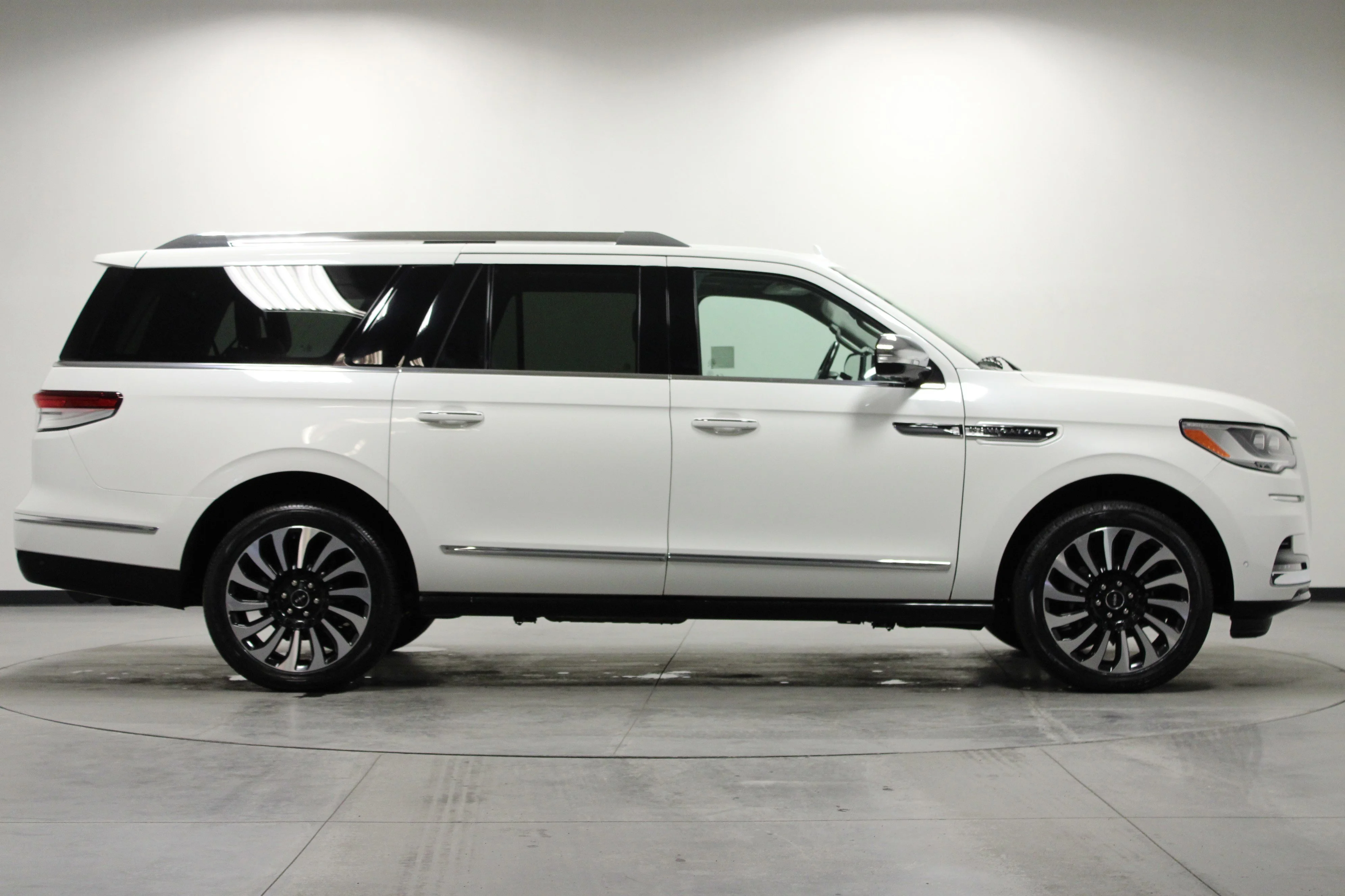 Used 2022 White Metallic Lincoln Black Label image 3