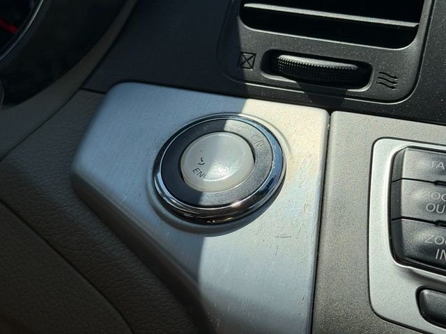 Used 2012 White Nissan LE image 25