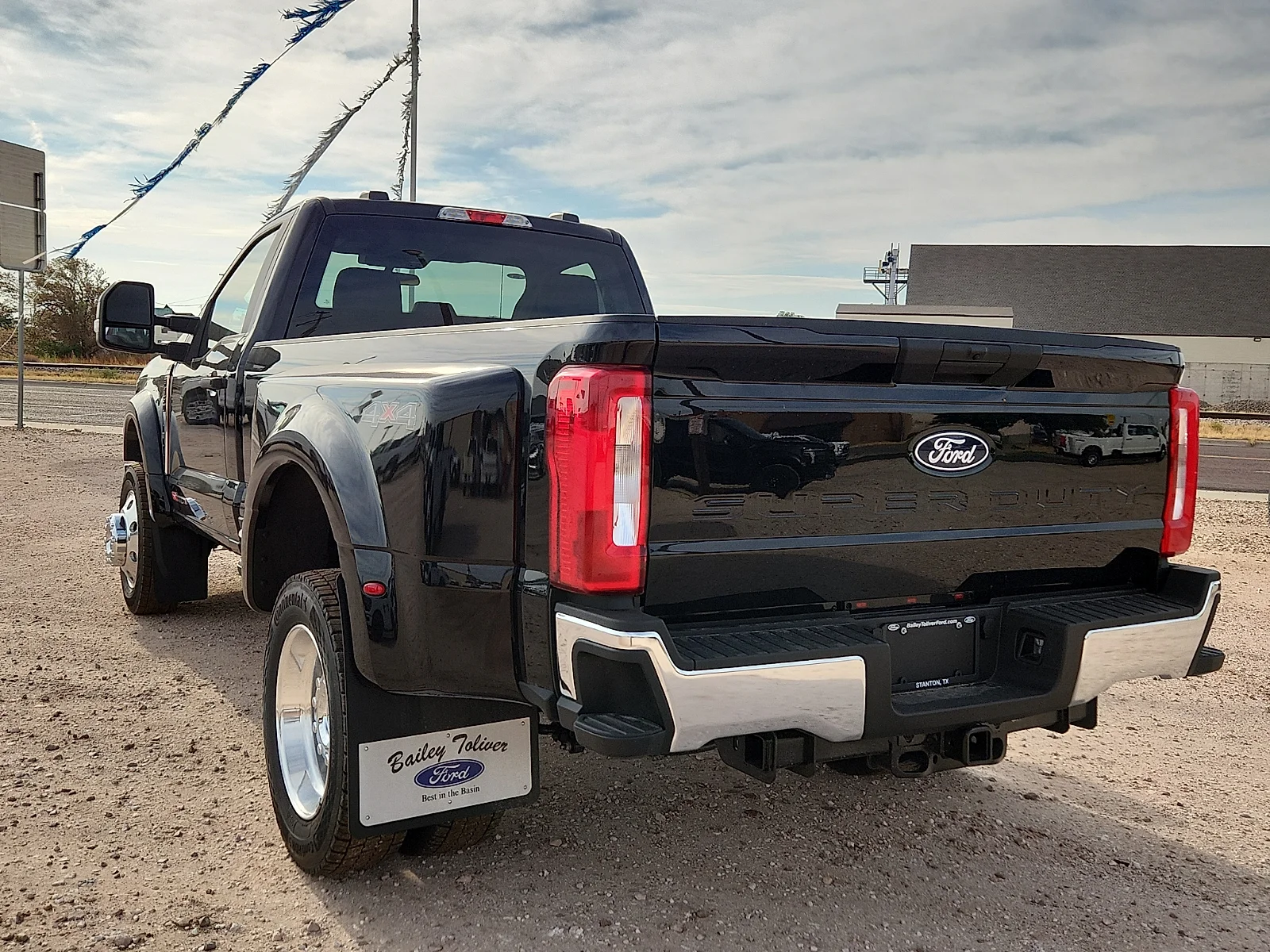 New 2027 Agate Black Metallic Ford XLT image 5