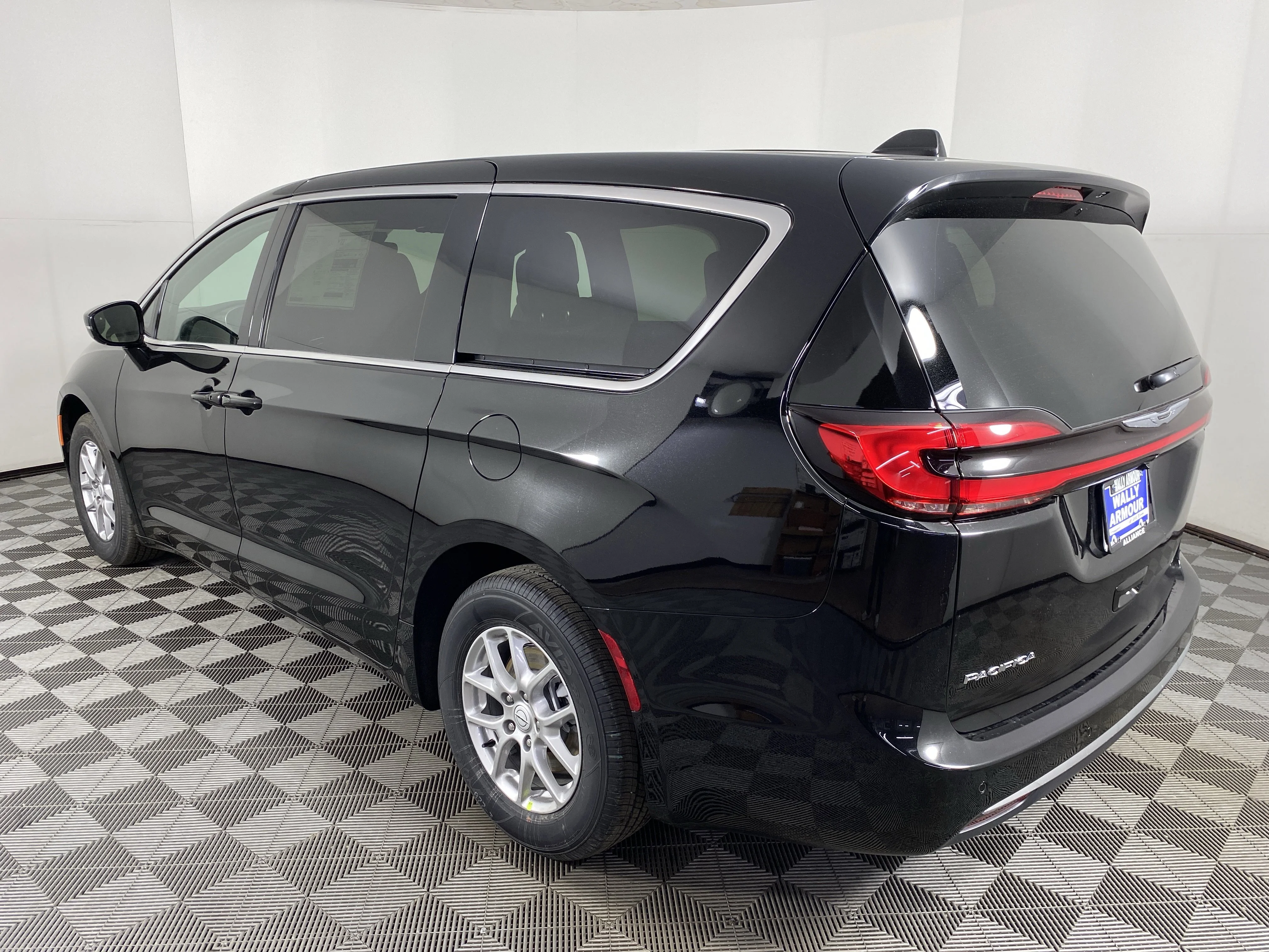 New 2026 Diamond Black Crystal Pearl-Coat Exterior Paint Chrysler Select image 8