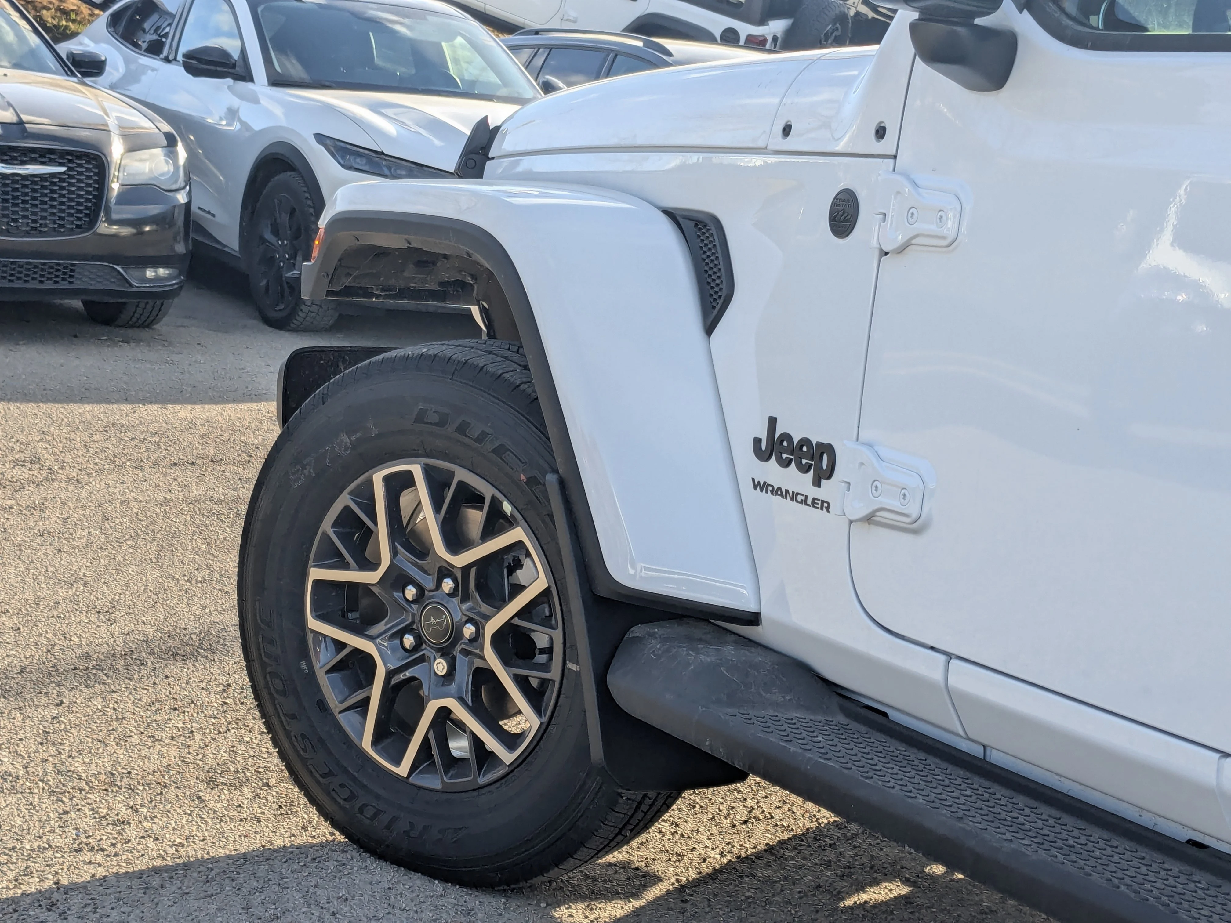 New 2026 White Jeep Sahara - - McKinley Leather Seats - Body?Colour Hardtop - Side Steps - 3.6L Pentastar V6 & More image 9