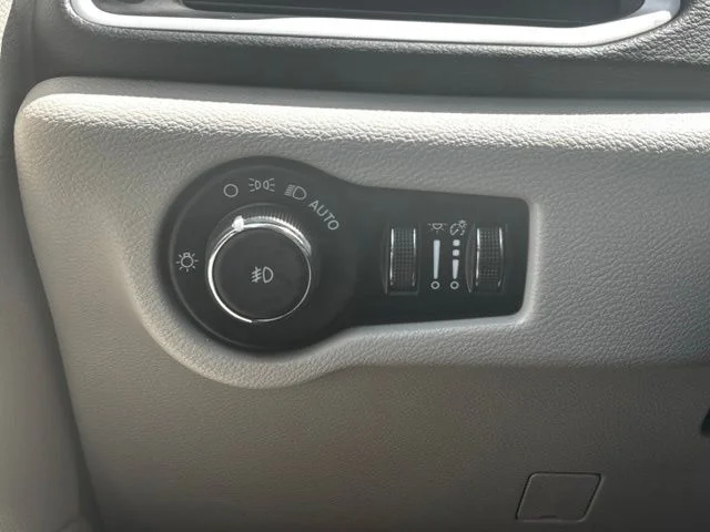 Used 2024 White Chrysler Touring L image 19