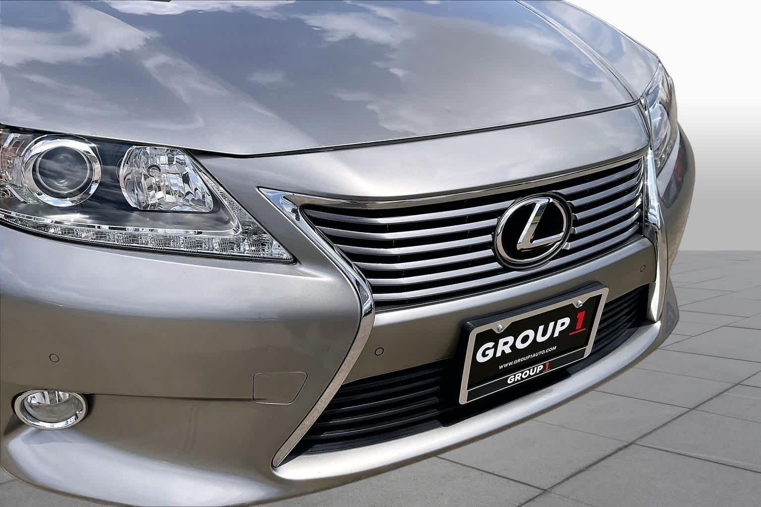 Used 2015 Atomic Silver Lexus  image 27