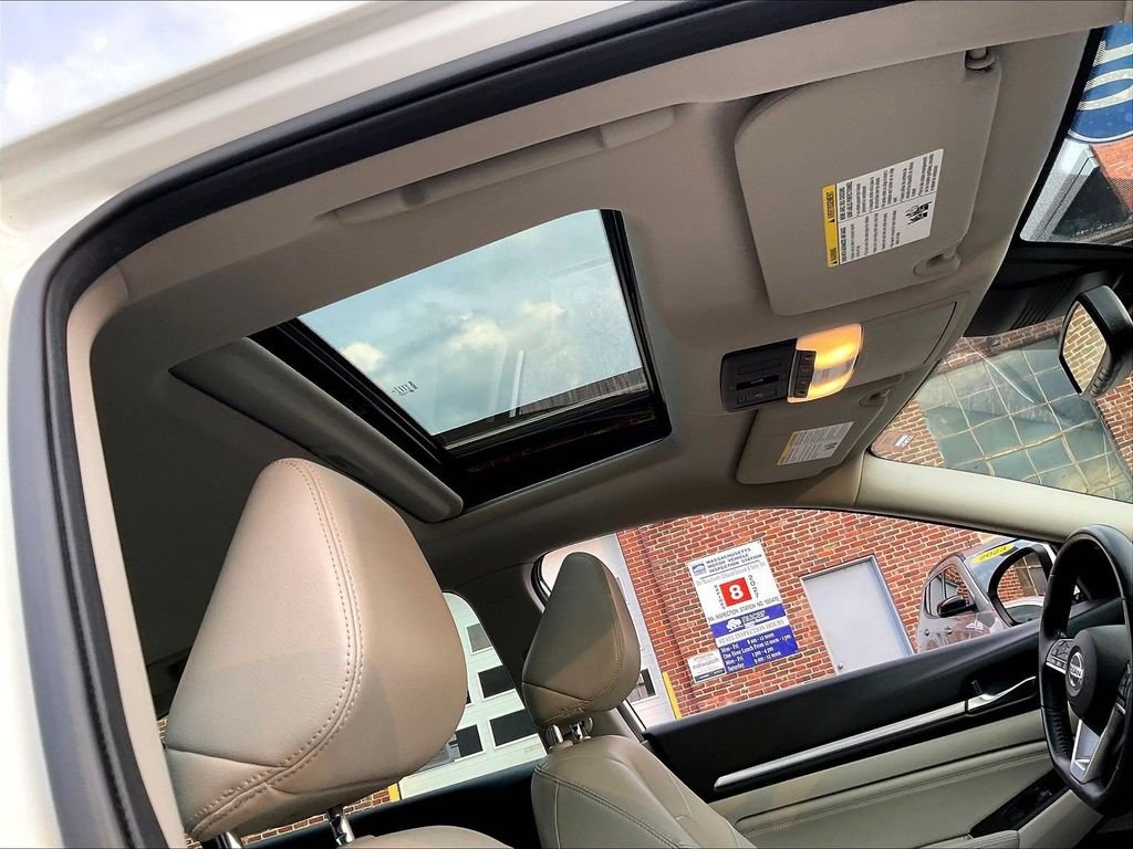 Used 2019 White Nissan 2.5 SL image 22