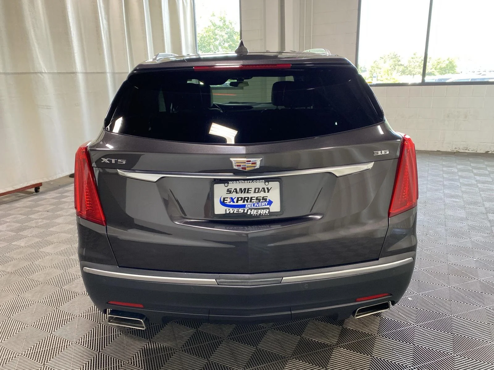 Used 2018 Dark Granite Metallic Cadillac FWD image 6