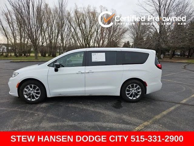 2026 Chrysler Pacifica Limited's photo