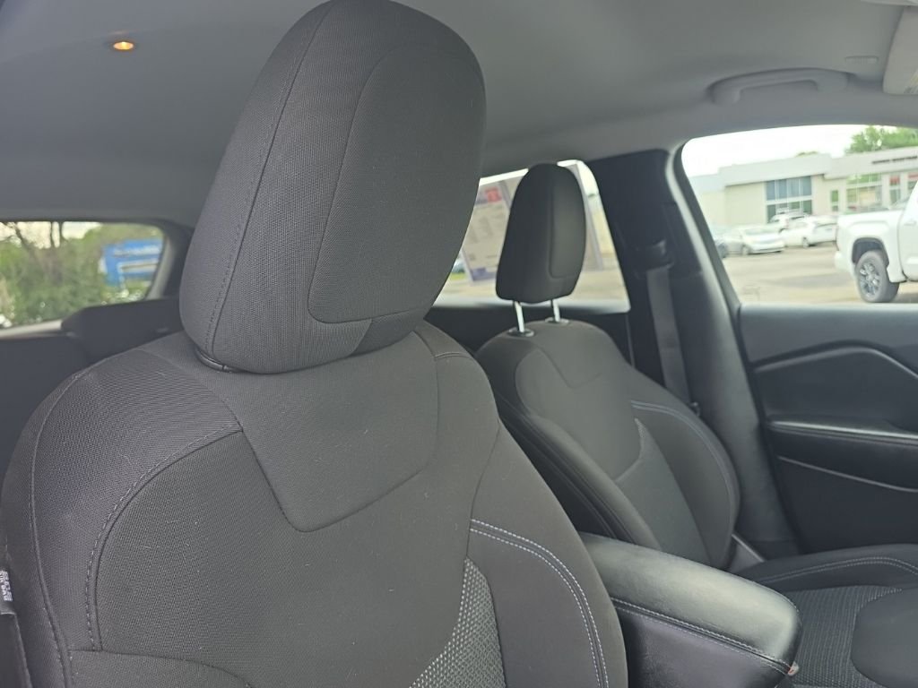Used 2021 White Jeep Latitude image 10