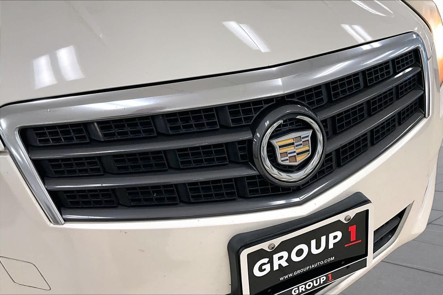 Used 2013 White Diamond Tricoat Cadillac  image 29