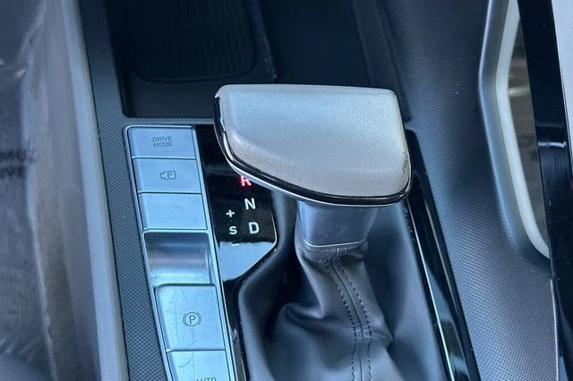Used 2025 White Hyundai SEL Convenience image 25