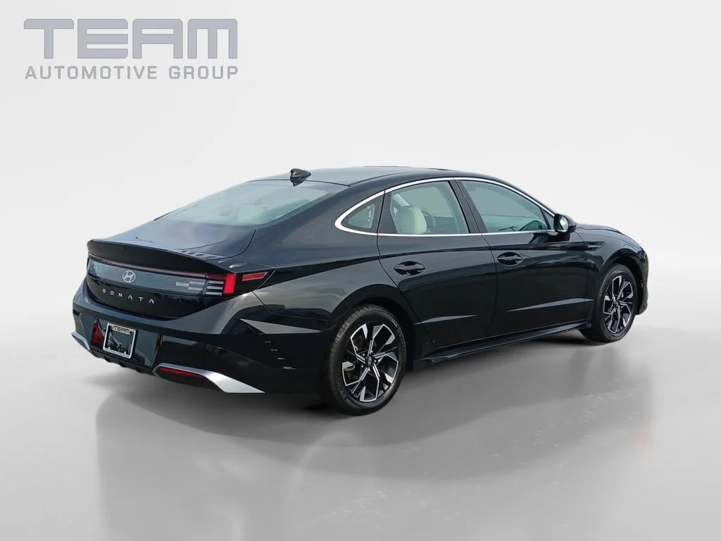 Used 2025 Black Hyundai SEL image 7