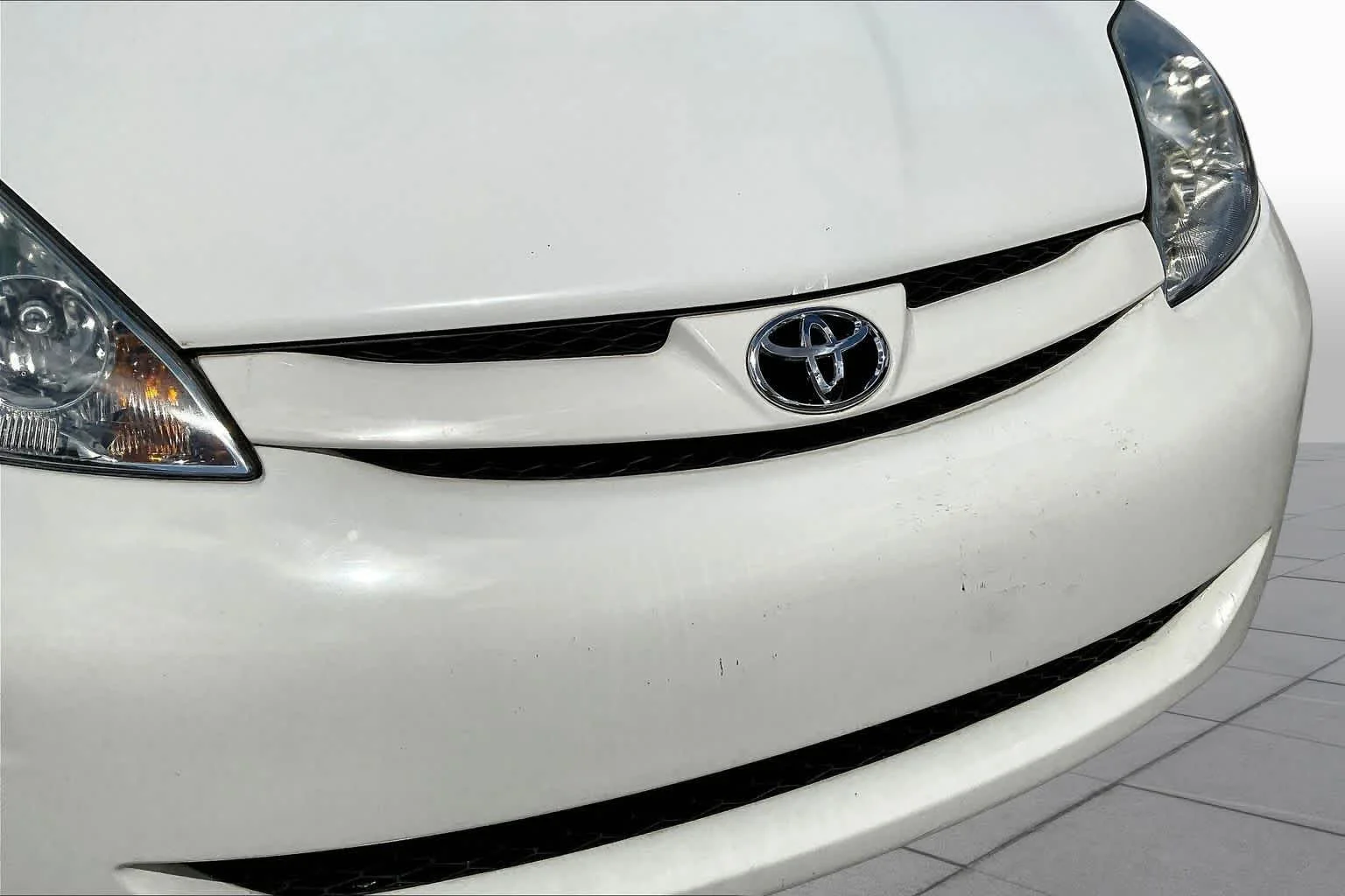 Used 2008 Natural White Toyota LE image 27