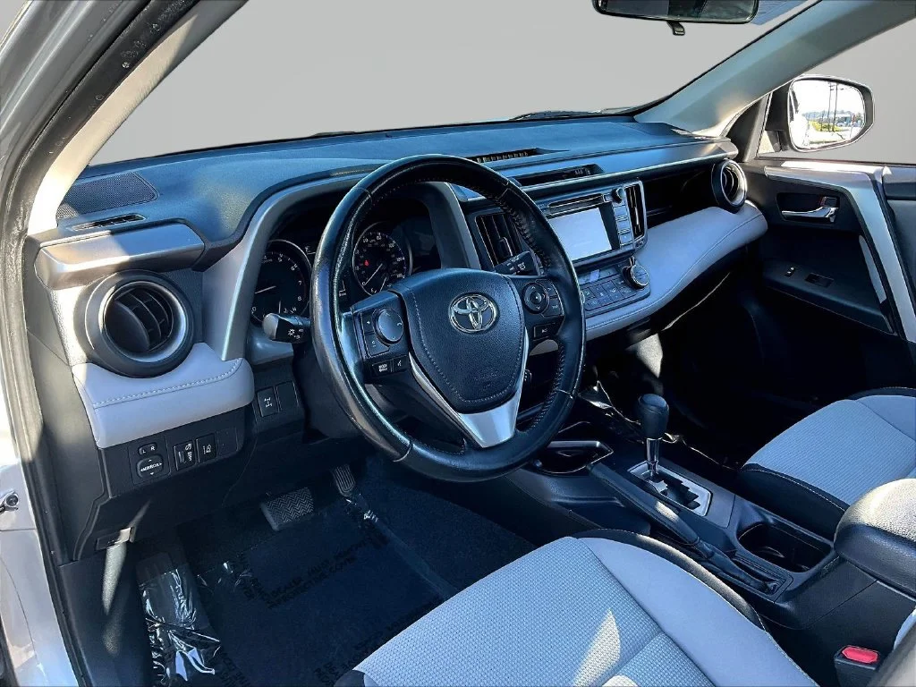 Used 2018 Silver Toyota XLE image 18