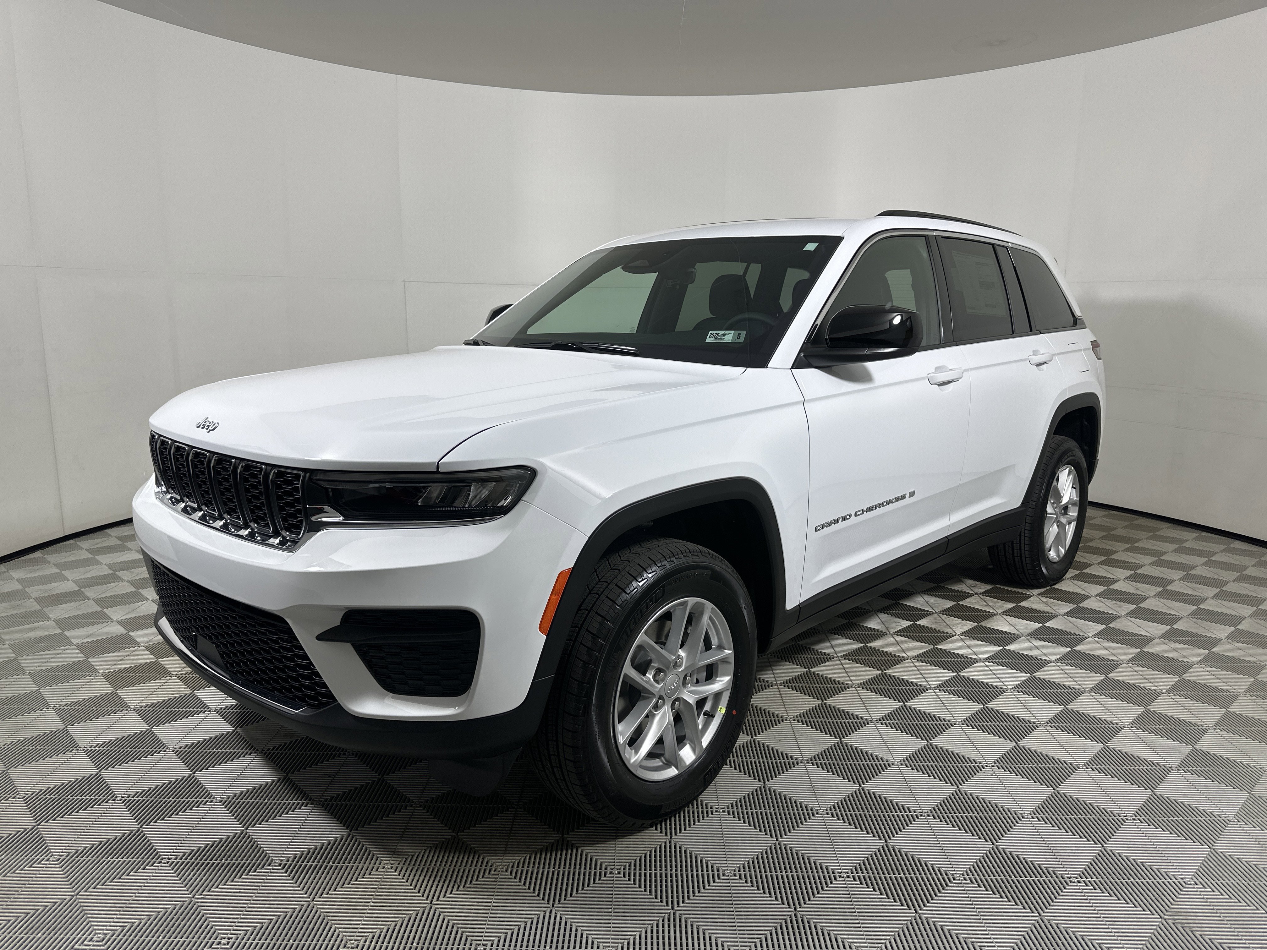 New 2026 Bright White Clear-Coat Exterior Paint Jeep Laredo X image 3