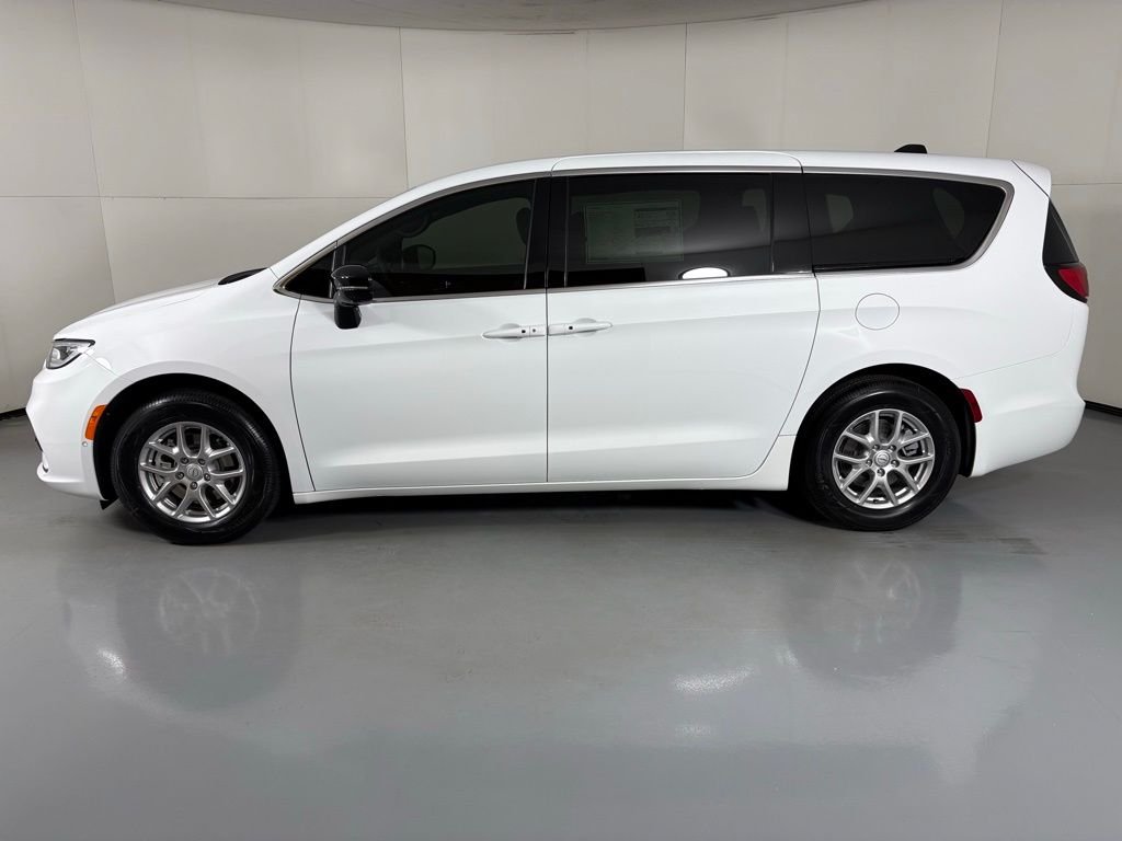 New 2026 Bright White Clear-Coat Exterior Paint Chrysler Select image 5